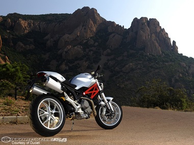 Ducati Monster 1100 và 1100 S - “Quái vật” đường phố  - 3