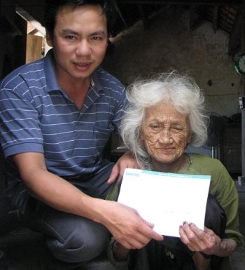 Trao quà cho 3 cụ già ở Nghệ An - 1