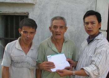 Trao quà cho 3 cụ già ở Nghệ An - 2