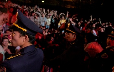 Bức Tường và lời chia tay cuồng nhiệt - 3