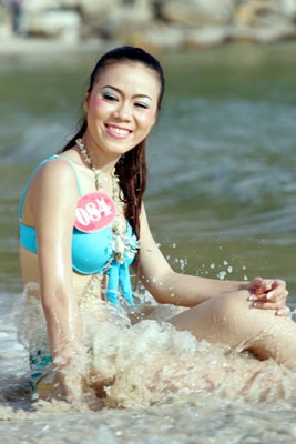 Bikini, người đẹp và biển xanh - 5