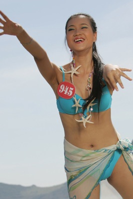 Bikini, người đẹp và biển xanh - 16