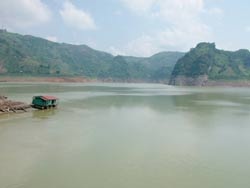 Hồ Hòa Bình hết hy vọng vào lũ tiểu mãn - 1