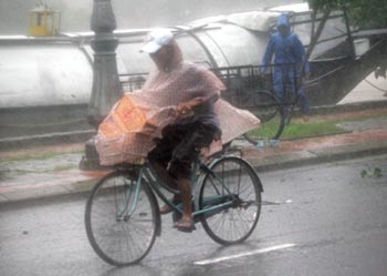 Miền Trung sau cơn bão dữ - 4