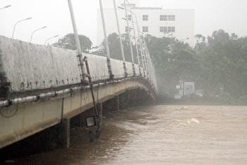 Chùm ảnh: Huế giữa mênh mông nước - 2