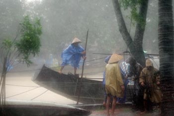 Miền Trung sau cơn bão dữ - 13