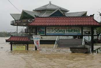 Chùm ảnh: Huế giữa mênh mông nước - 1