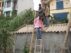Bị “giam lỏng” ngay trong nhà mình - 1