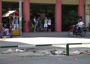 TPHCM: Nhếch nhác “phố Tây” - 3 TPHCM: Nhếch nhác “phố Tây” - 3