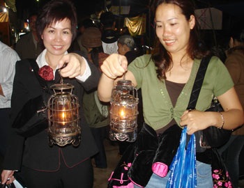 Chợ Viềng: Ngàn người bán rủi, vạn người mua may - 2