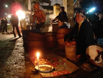 Chợ Viềng: Ngàn người bán rủi, vạn người mua may - 4