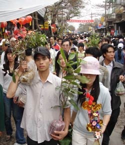 Chợ Viềng: Ngàn người bán rủi, vạn người mua may - 3