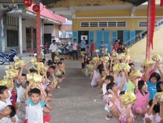 Trí Tri tặng quà cho trẻ vô gia cư nhân dịp Xuân về - 1 Trí Tri tặng quà cho trẻ vô gia cư nhân dịp Xuân về - 1