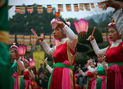 Múa cổ Bài Bông khai hội Yên Tử - 3 Múa cổ Bài Bông khai hội Yên Tử - 3