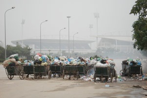 Ô nhiễm trầm trọng đường vào SVĐ Mỹ Đình - 1 Ô nhiễm trầm trọng đường vào SVĐ Mỹ Đình - 1