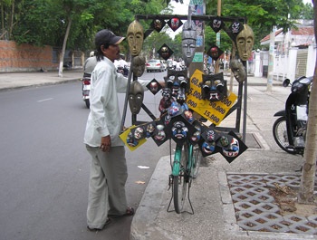 Những người bán hàng “lạ” nhất Sài Gòn - 3