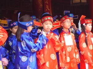 Tưng bừng cuộc thi “Trạng Nguyên nhỏ tuổi” - 2 Tưng bừng cuộc thi “Trạng Nguyên nhỏ tuổi” - 2