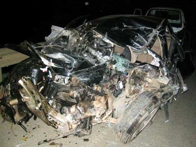 BMW húc xe tải, xe hơi tiền tỷ thành đống sắt vụn - 1