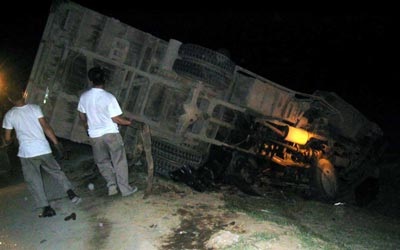 BMW húc xe tải, xe hơi tiền tỷ thành đống sắt vụn - 2