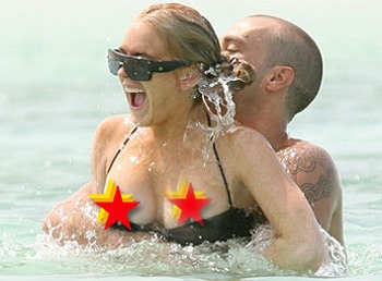 Lilo âu yếm người tình mới trên bãi biển - 1