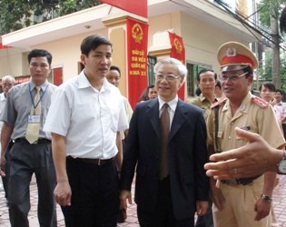 Cử tri cả nước nô nức đi bầu Quốc hội - 3 Cử tri cả nước nô nức đi bầu Quốc hội - 3