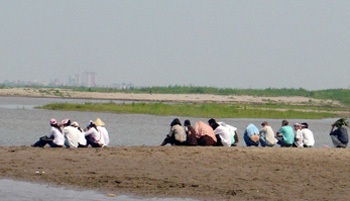 Liên tiếp có học sinh chết đuối tại bãi sông Hồng - 2 Liên tiếp có học sinh chết đuối tại bãi sông Hồng - 2