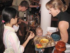 Tình làng nghĩa xóm ở xóm... Tây - 1