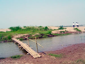 Liên tiếp có học sinh chết đuối tại bãi sông Hồng - 3 Liên tiếp có học sinh chết đuối tại bãi sông Hồng - 3