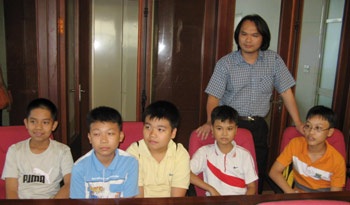 Tổ chức cho 5 học sinh lớp 6 giải đề thi Toán ĐH - 1