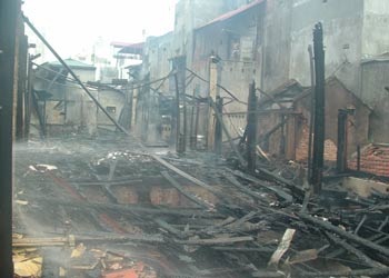 Cháy rụi 22 căn hộ khu nhà gỗ Chương Dương - 3 Cháy rụi 22 căn hộ khu nhà gỗ Chương Dương - 3