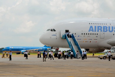Siêu máy bay A380 trình diễn tại Việt Nam - 4