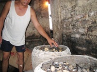 Kinh hoàng công nghệ “nâng độ” rượu - 1