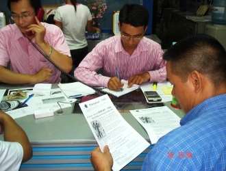 Người hâm mộ “lấp kín” đường bay đến Bangkok - 1 Người hâm mộ “lấp kín” đường bay đến Bangkok - 1