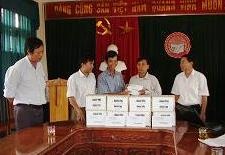 Báo Khuyến học & Dân trí tặng quà cho học sinh vùng lũ - 1 Báo Khuyến học & Dân trí tặng quà cho học sinh vùng lũ - 1