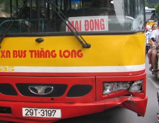 Xe buýt và xe máy đâm nhau trên phố Thái Hà - 1