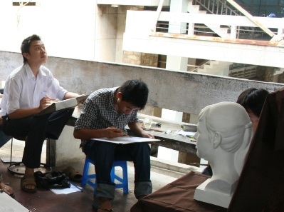 “Đột nhập” buổi thi Vẽ vào trường Kiến trúc - 4