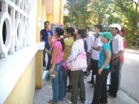 Nhiều thí sinh xuống xe chạy bộ tới điểm thi - 3