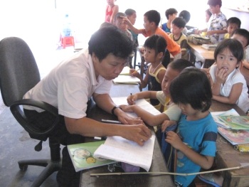 16 năm “gieo” chữ trên đôi nạng gỗ - 1 16 năm “gieo” chữ trên đôi nạng gỗ - 1
