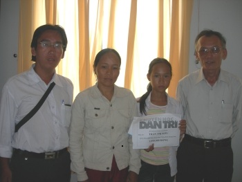 Trao tiền ủng hộ cho gia đình anh Trần Bảy và em Trần Thị Kiều - 1