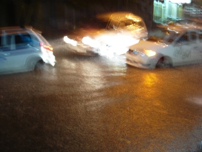 Hà Nội: Chôn chân “chịu trận” trong mưa lớn - 1