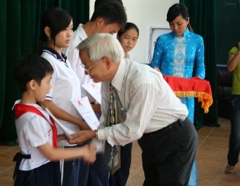 Trao học bổng “Vòng tay đồng đội” lần 1 tại TPHCM - 3 Trao học bổng “Vòng tay đồng đội” lần 1 tại TPHCM - 3