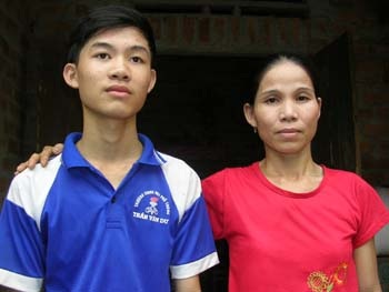 “Nhà nghèo mà học giỏi kinh khủng” - 1 “Nhà nghèo mà học giỏi kinh khủng” - 1