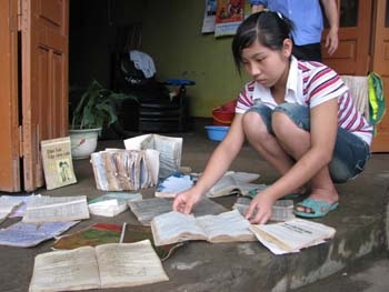 Tất bật phơi sách, dọn trường cho năm học mới - 1 Tất bật phơi sách, dọn trường cho năm học mới - 1