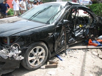 Tàu hỏa đâm ô tô Camry văng xa 10m, 2 người chết - 1 Tàu hỏa đâm ô tô Camry văng xa 10m, 2 người chết - 1