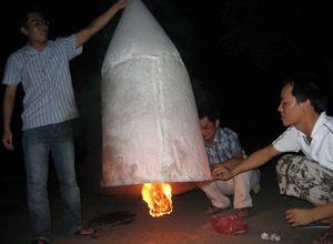 Thả đèn trời chơi trung thu - 1 Thả đèn trời chơi trung thu - 1
