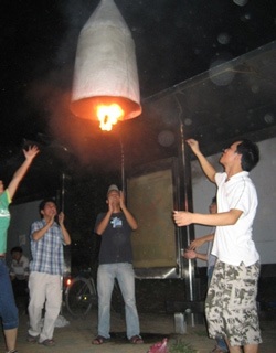 Thả đèn trời chơi trung thu - 3 Thả đèn trời chơi trung thu - 3