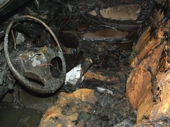 Cháy ô tô, lái xe thoát nạn trong gang tấc (Video) - 2