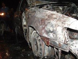 Cháy ô tô, lái xe thoát nạn trong gang tấc (Video) - 3