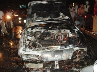 Cháy ô tô, lái xe thoát nạn trong gang tấc (Video) - 1