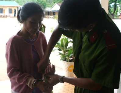 Khởi tố, bắt tạm giam “bà mẹ nhẫn tâm” - 1 Khởi tố, bắt tạm giam “bà mẹ nhẫn tâm” - 1